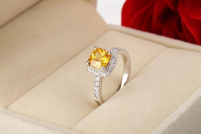 Кольцо обручальное женское из серебра 100% пробы с желтым фианитом 3 карата |