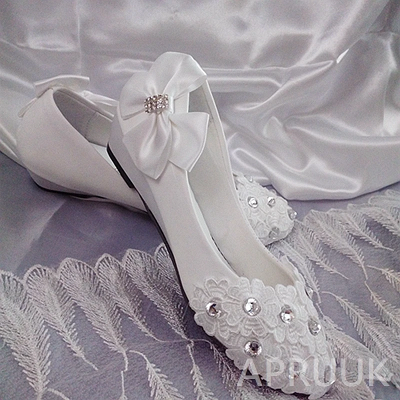 Свадебные туфли на низкой танкетке 3 см с кружевным цветком серебристыми