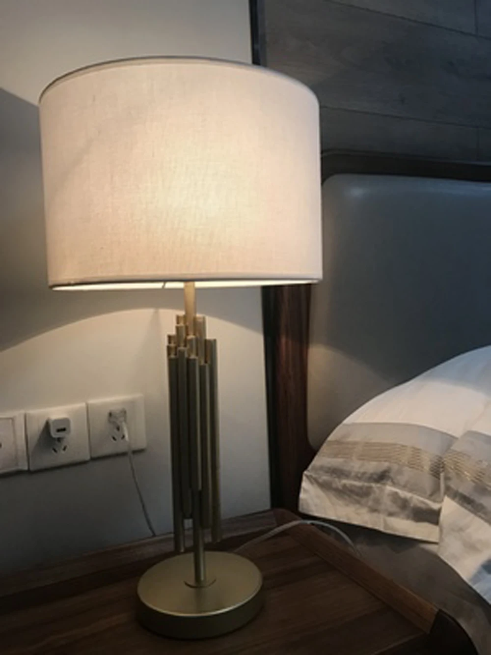 Дизайн hotel настольная лампа Современные настольные лампы AC110V 220 В Белый Черный прикроватный свет