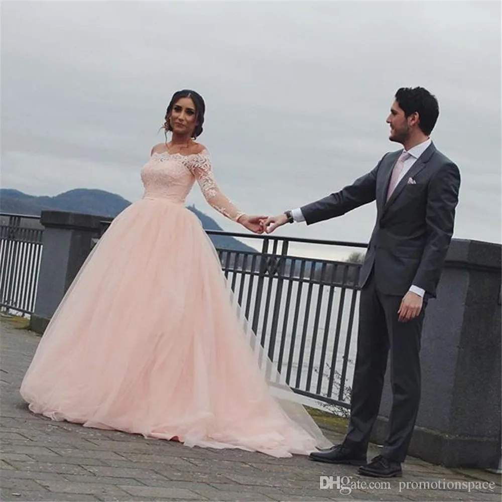 Женское свадебное платье со шлейфом розовое кружевное с длинным рукавом модель