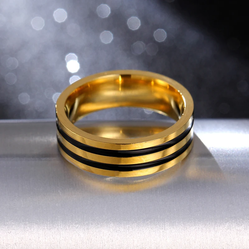 Классическое кольцо золотого цвета с двойным черным ободком титановое для