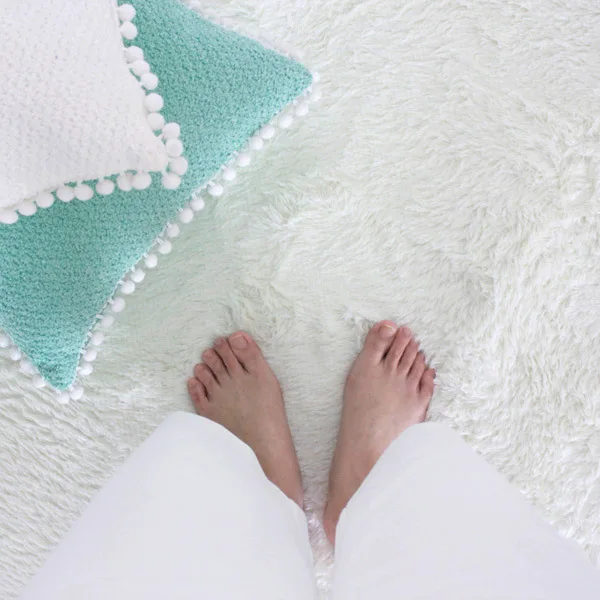 Мягкий белый плюшевый коврик для детской комнаты размером 160 см нескользящий