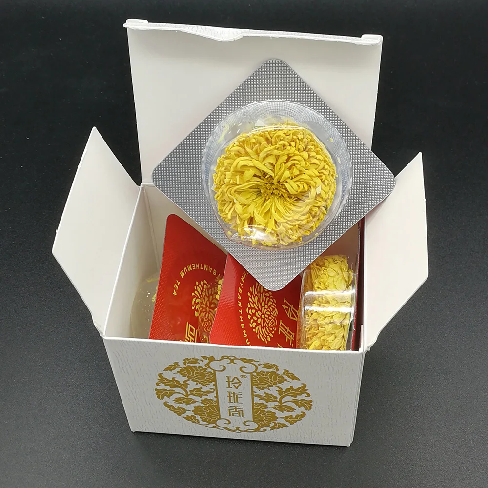 

Brewing a cup using a chrysanthemum tea, 100 degrees water brewing as beautiful as blooming flowers, Chinese specialty