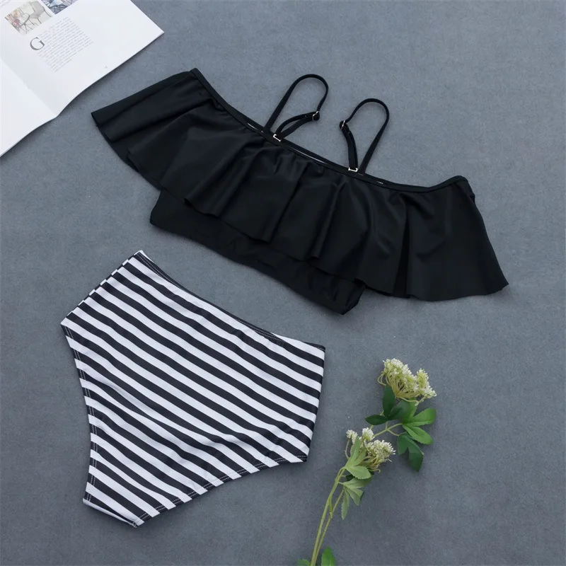 Женские летние купальные костюмы с оборками и открытыми плечами