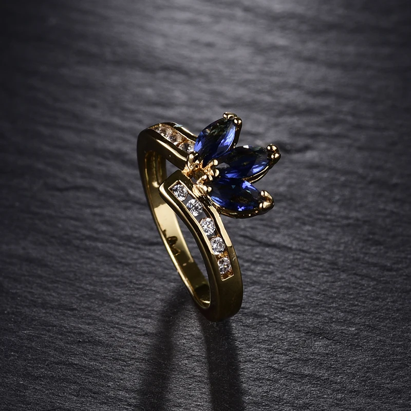 Женское коктейльное кольцо BUDONG золотистое с кристаллами Zicronia синей короной