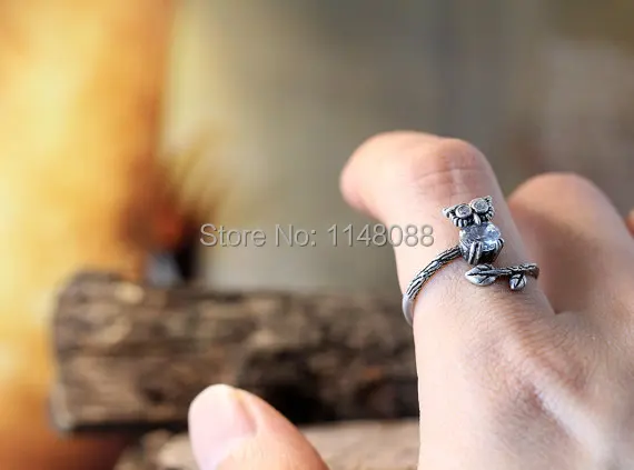 Женское кольцо с кристаллами в виде совы регулируемое черным кристаллом стиле