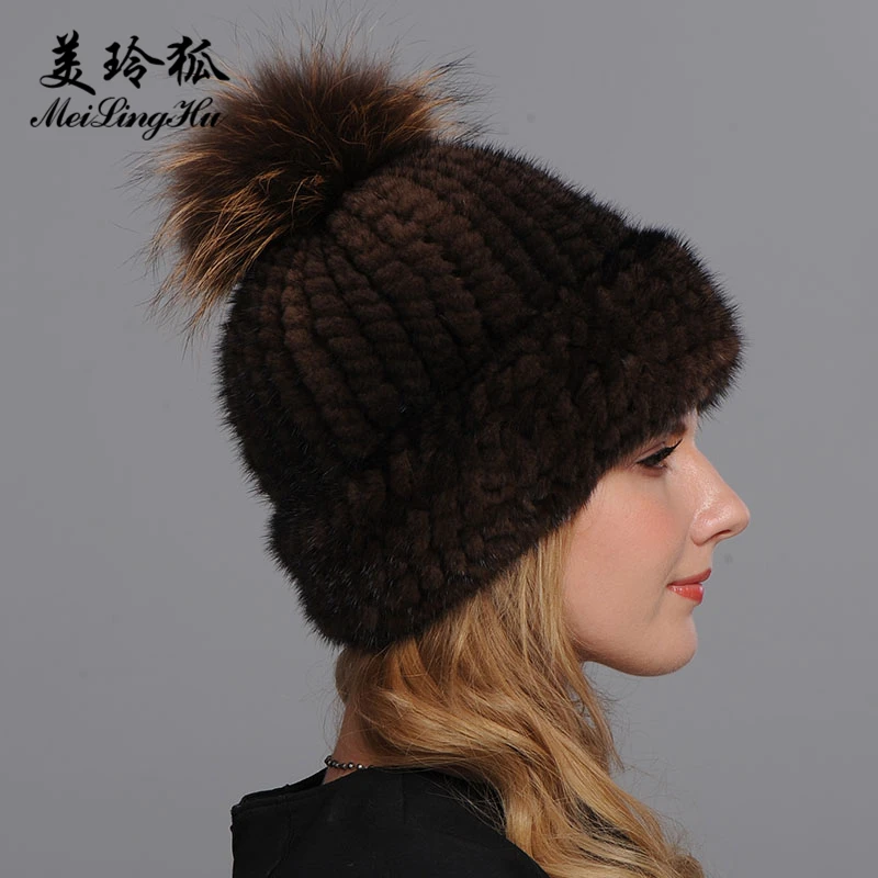 Шапка с помпоном из натурального меха норки и енота Зимняя женская шапка для