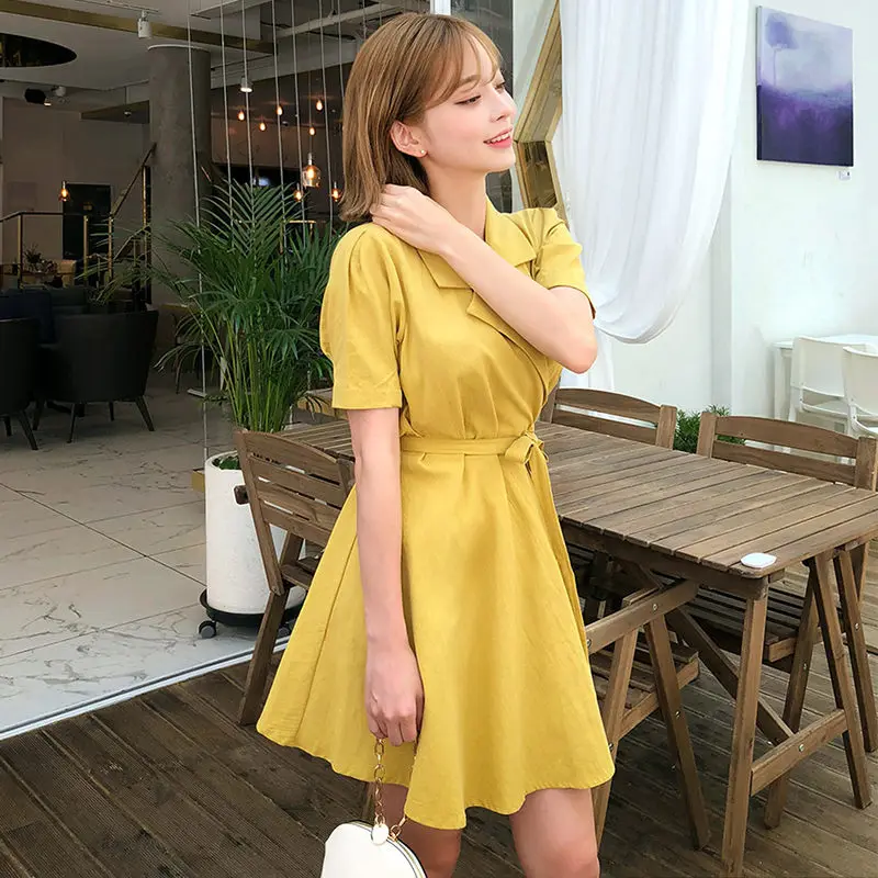 Женское офисное платье с отложным воротником розовое цельное поясом и коротким