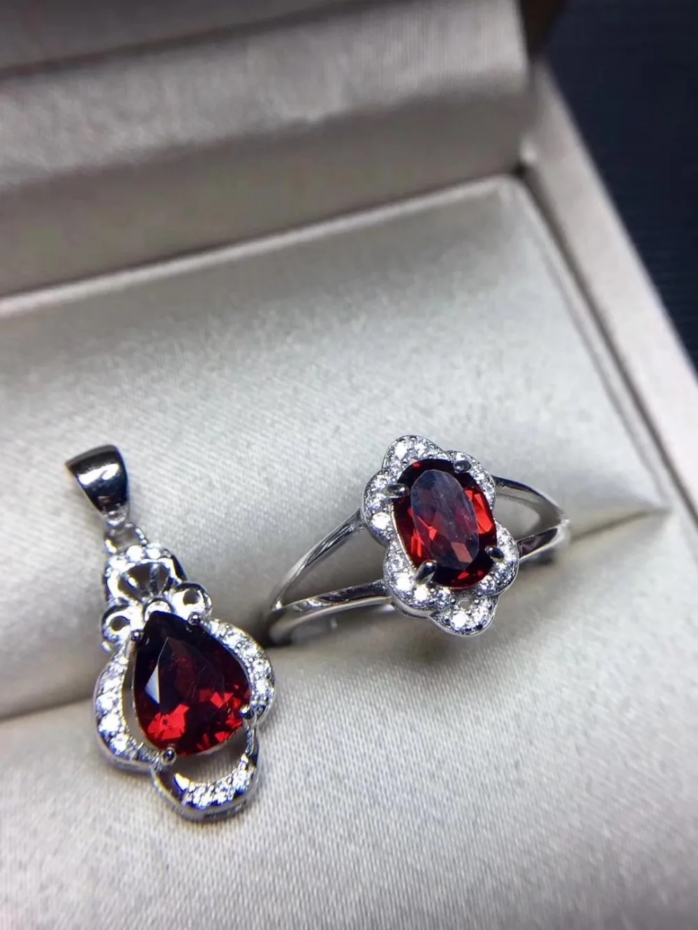 Женский ювелирный комплект из серебра 925 пробы с натуральным гранатом | Украшения