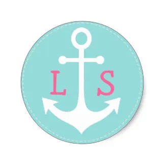 Классическая круглая наклейка с розовой монограммой на белом якоре