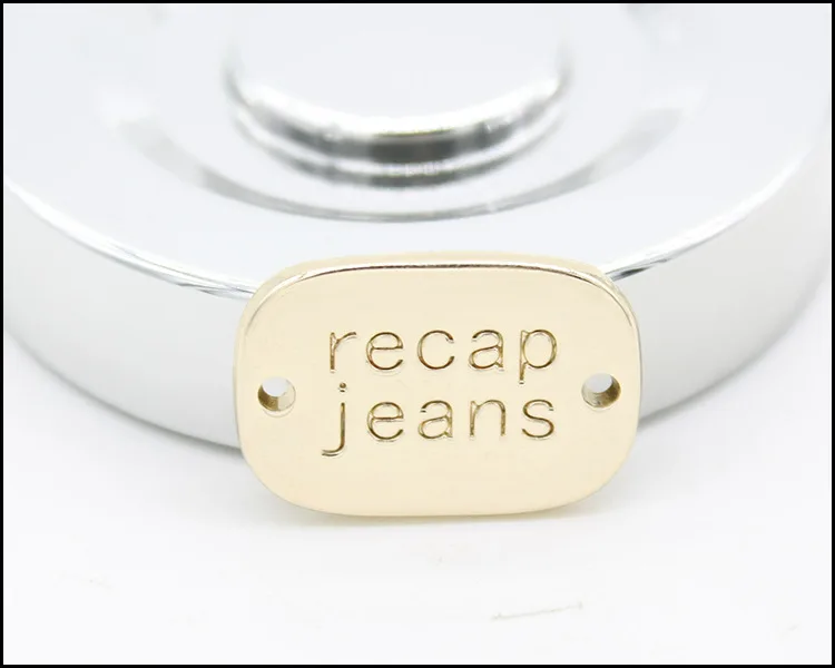 Пользовательские тисненые слова 2 отверстия металлическая этикетка для джинсов