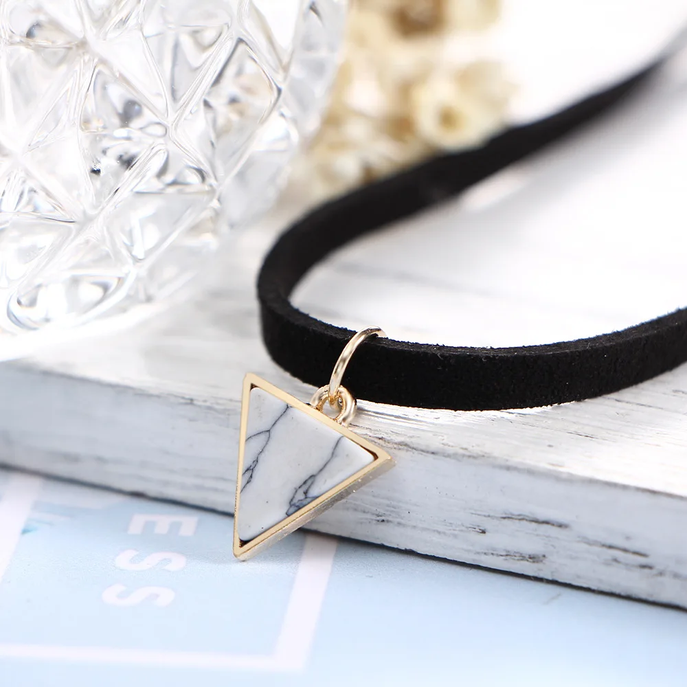 Женское колье-чокер с подвеской из кожи треугольное ожерелье кулоном