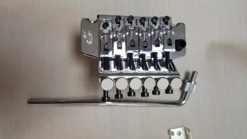 В электрогитара мост с системой тремоло