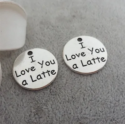 

50 шт./лот 20 мм антикварные серебряные подвески с буквами «I love you a latte» для изготовления ожерелий и ювелирных изделий своими руками