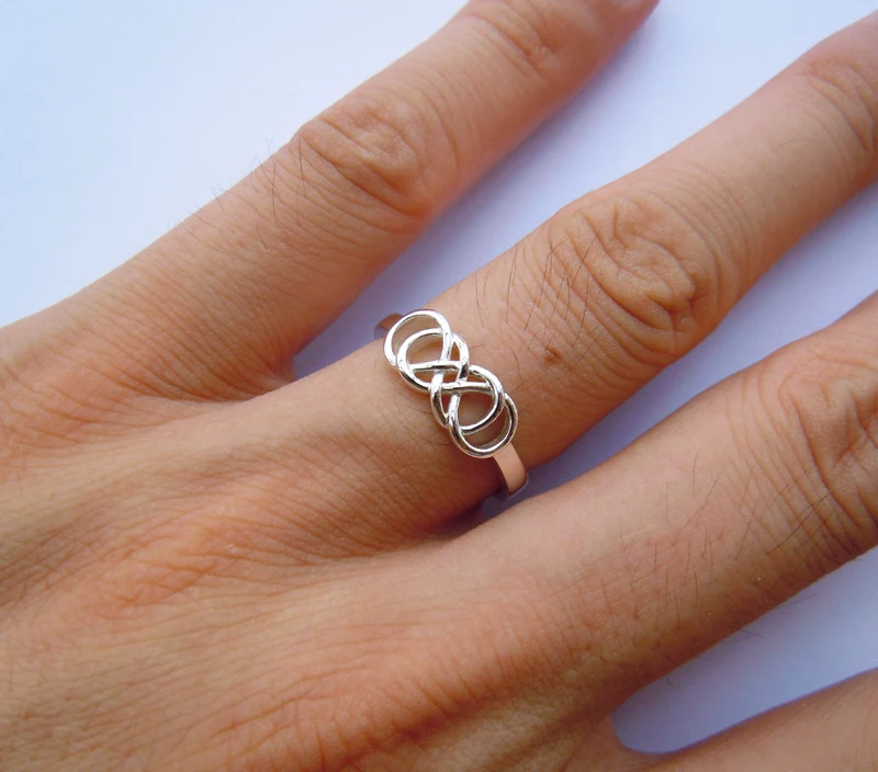 Кольцо знак бесконечности Санлайт. Золотое кольцо бесконечность Яхонт. Кольцо "бесконечность". Помолвочное кольцо бесконечность.