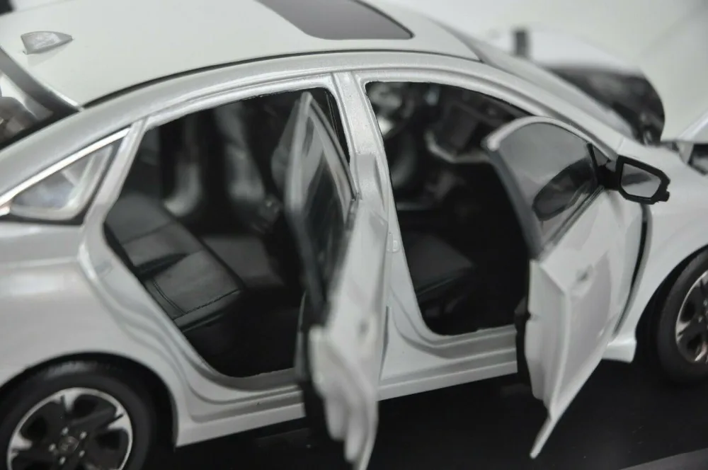 1:18 литая под давлением модель для Honda Envix белый Седан сплав игрушечный автомобиль миниатюрная Коллекция подарков