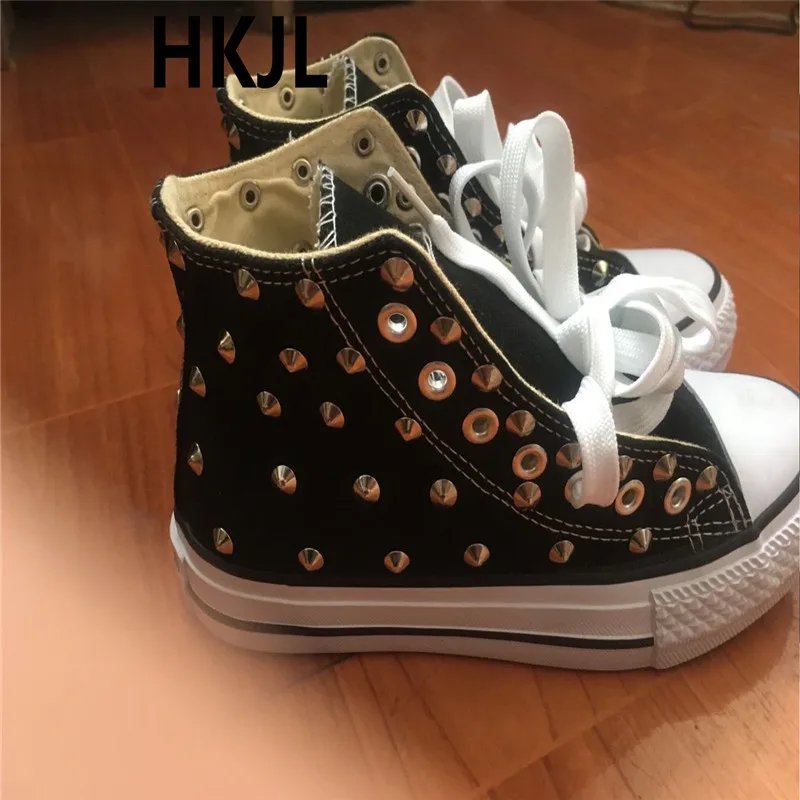 

Outdoor soft bottom breathable comfortable wear-resistant pure black high help small round nails handmade canvas shoes