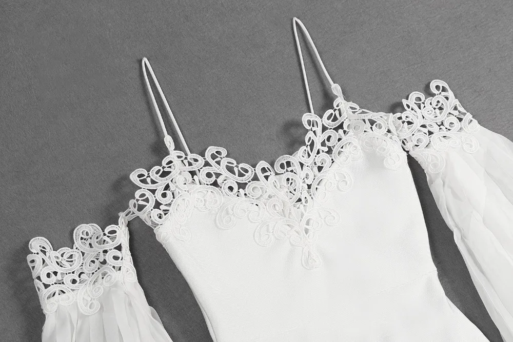 Женское платье на бретелях-спагетти с глубоким V-образным вырезом и открытой