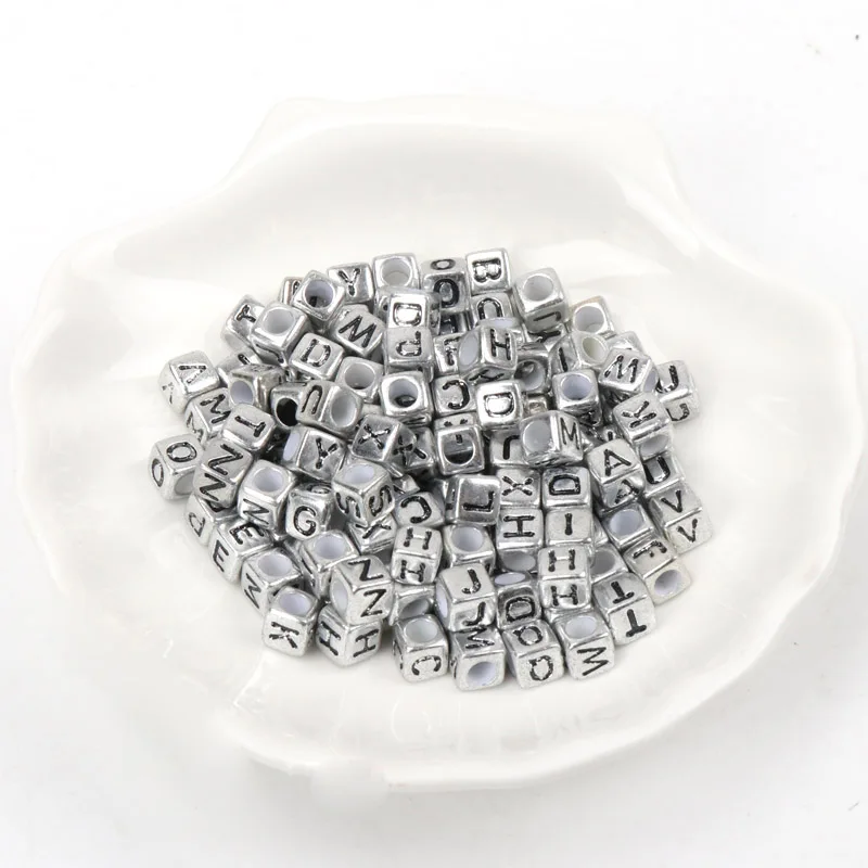 YKL0226-SILVER Кубики 100 шт Случайные смешанные белые черные квадратные буквы Алфавит Акриловые Свободные разделительные бусины для детей DIY Изготовление ювелирных изделий - Цвет: YKL0226-SILVER