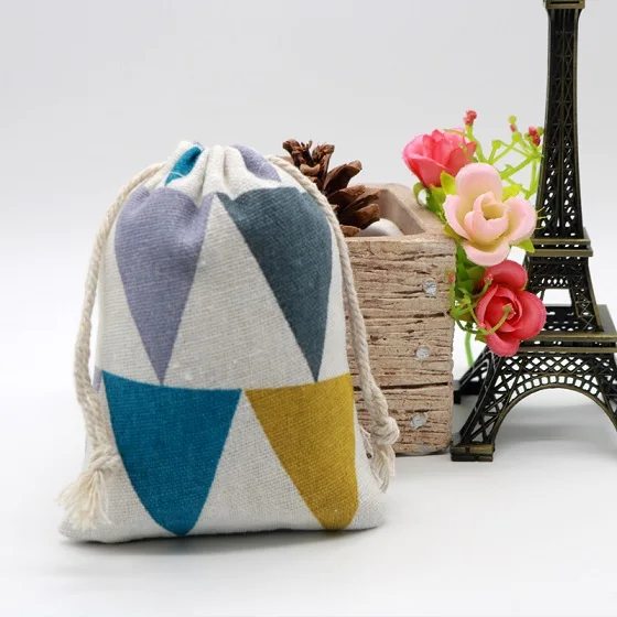 colorful triangle 10pcs/lot Cute Linen Drawable Cotton Bags 9x12cm Handmade Travel Packaging Pouches Dry Small Cloth Jewelry Cotton Bags for Party - Цвет: colorful triangle