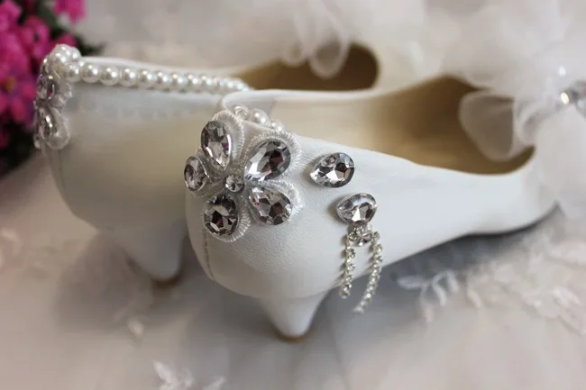 Свадебные туфли Стразы с белыми цветами женские милые ручной работы на среднем