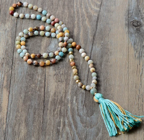 Эксклюзивные бисерные бусы ручной работы из амазонита с цветными кисточками в