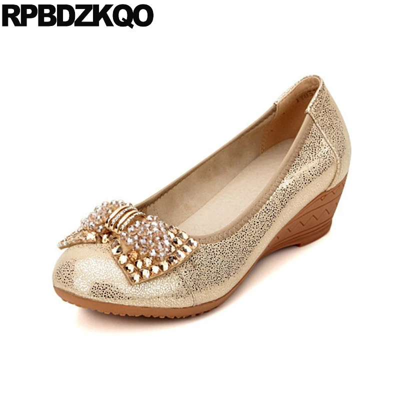 Женские туфли на танкетке золотистого цвета 11 43 среднем каблуке с блестками и