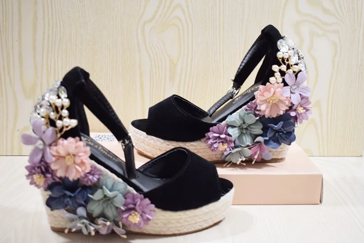 Богемные сандалии на танкетке с открытым носком Цветочный декор женская обувь