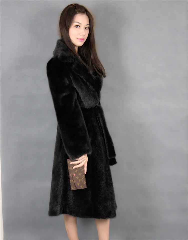 Длинная норковая шуба с отложным воротником черного цвета поясом длиной 105 см