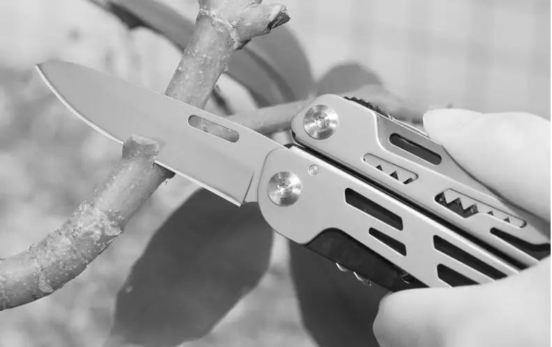 Multi tool combination Camping Tools set Folding knife Pliers,Scissors Screwdriver bits Fishing Blade Multi functional Pliers