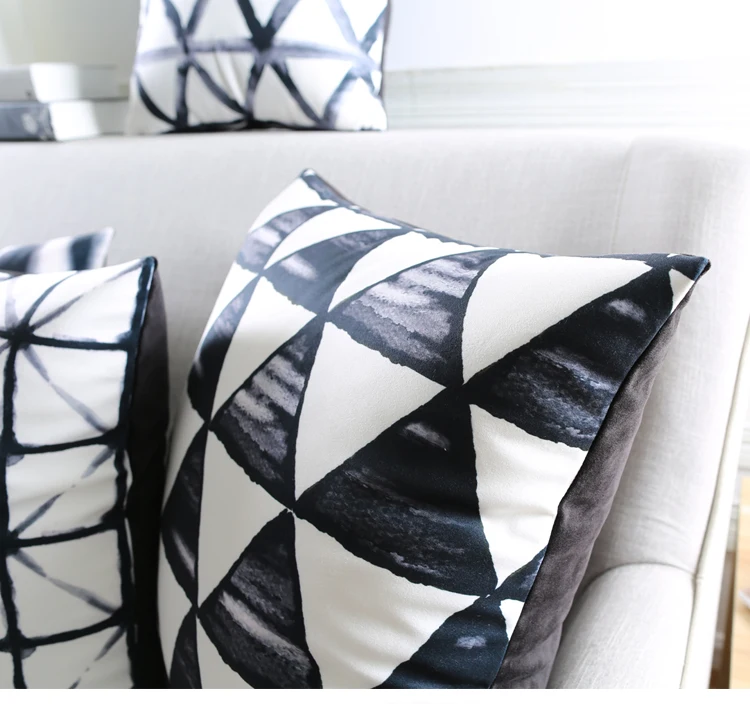 Черно белая наволочка для подушки Ретро Геометрические треугольники в полоску