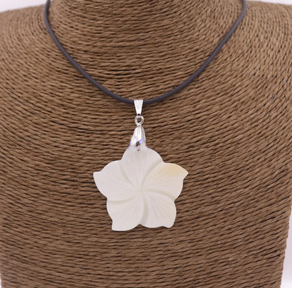 38mm Shell Flower White Mother of Pearl Black Rubber Rope Pendant 18&quot Long | Украшения и аксессуары