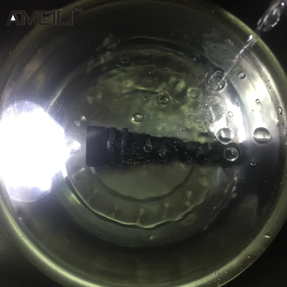 

Super bright Diving Flashlight IP68 highest waterproof rating Professional diving light Powered by 18650 battery With hand rope
