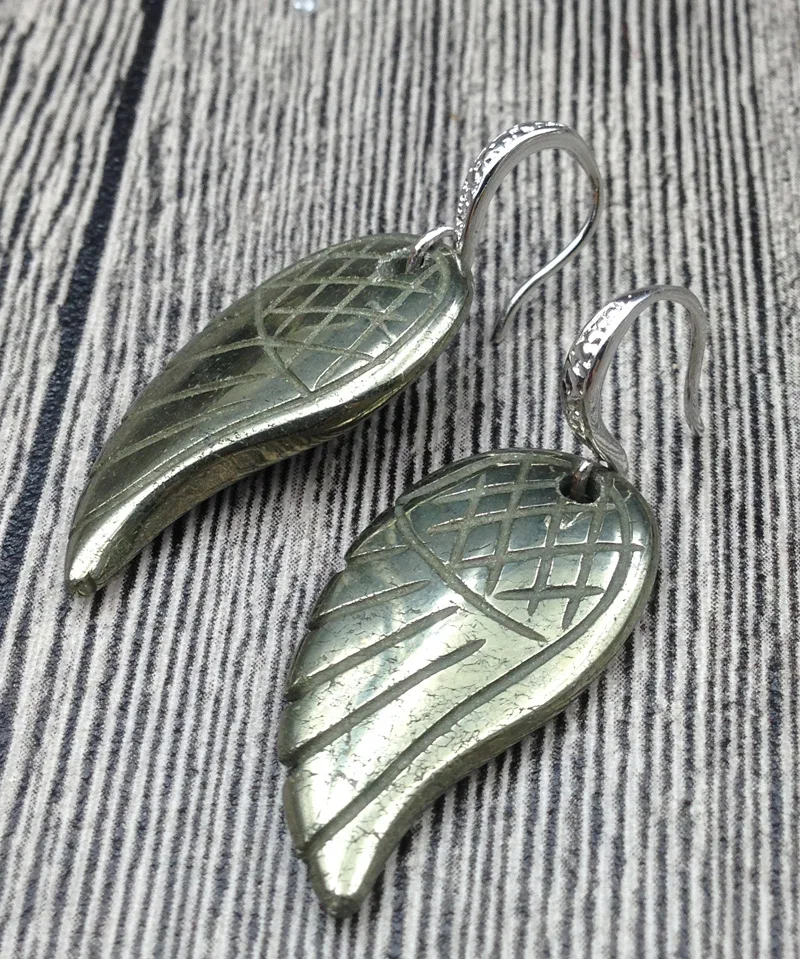 YA2563 Природный Пирит с крыльями ангела камень серьга крючком 30x15 мм | Украшения и