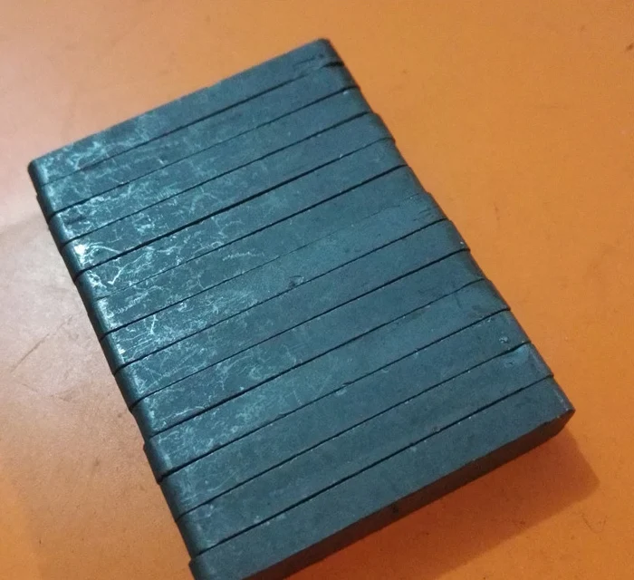 Черный постоянный ферритовый магнит Рабочая температура от 40 до + 220 градусов