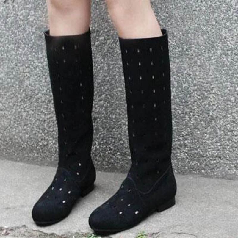 Новые летние пикантные ботфорты с резным узором закрытым носком на плоском