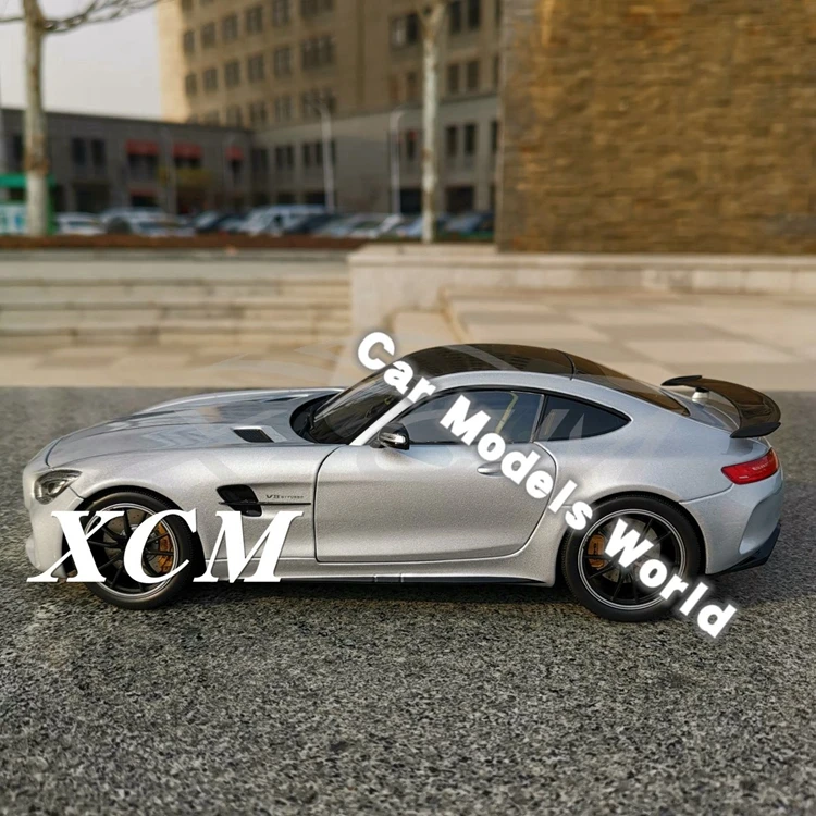 Литая модель автомобиля для почти реального AMG GT R 1:18(серебро)+ маленький подарок