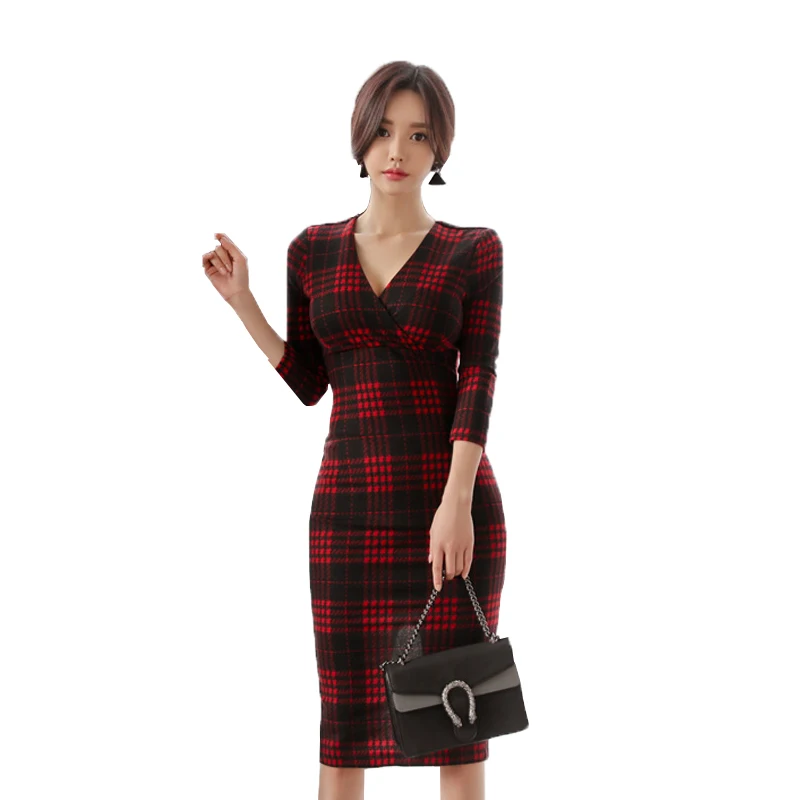 Женское платье с V-образным вырезом длинное приталенное в клетку разрезом и