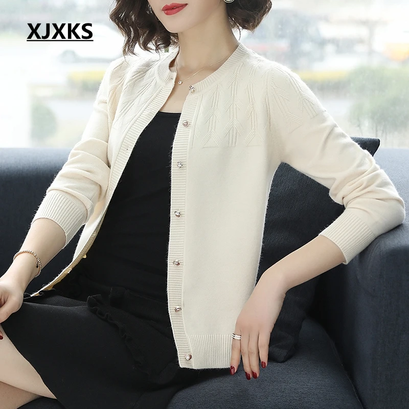 Вязаный кардиган без пуговиц. Кардиганы вырезом. Кардиганы вырезом. Красный кардиган на пуговицах. Тонкий трикотажный кардиган короткий.