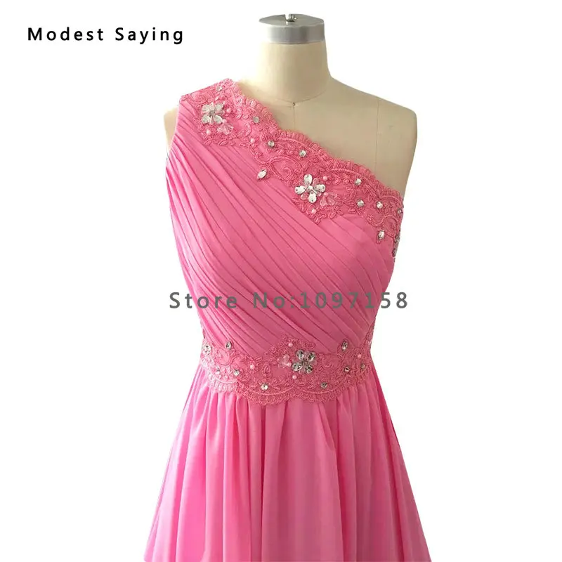 Настоящая фотография элегантные розовые плиссированные вечерние платья на одно