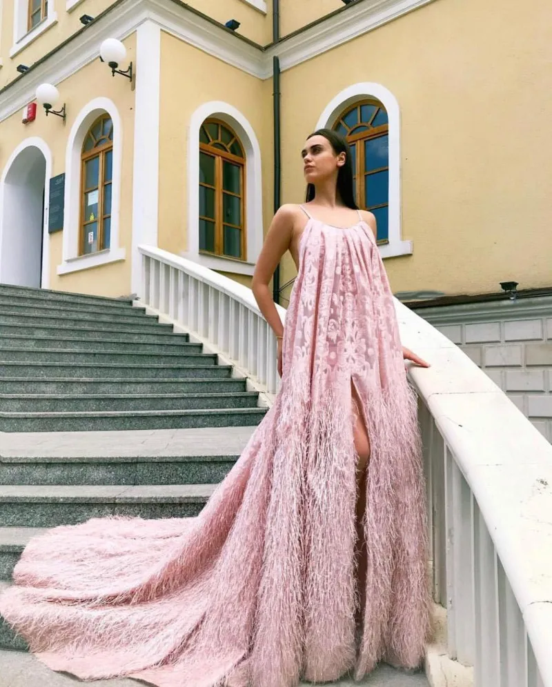 Attractive Prom Dresses Spaghetti Lace Appliques Feather Side Split A Line Evening Gowns Backless Sweep Train Guest Party Dress