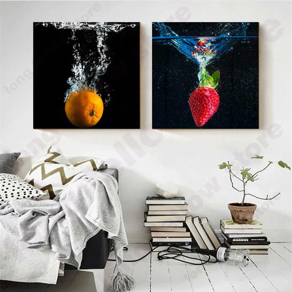 Крупный план фрукты падающие в воду натюрморт холст печать Apple лимон клубника