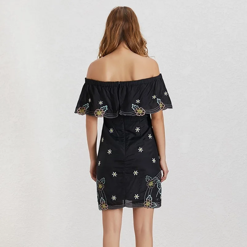 Платье с цветочной вышивкой TWOTWINSTYLE облегающее мини платье вырезом лодочкой и