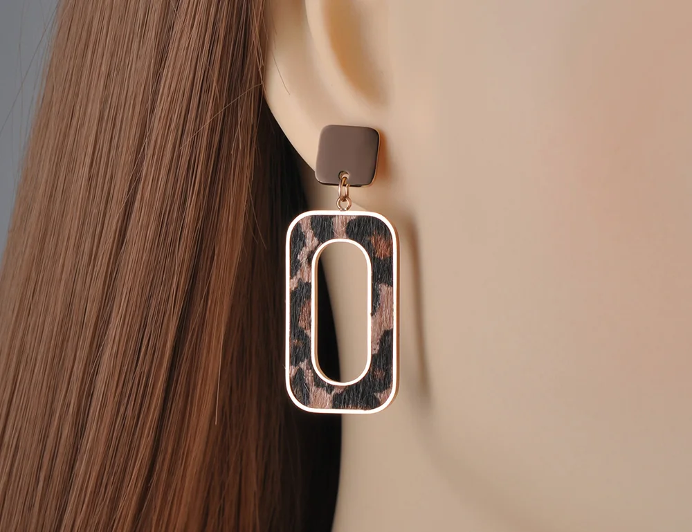 Женские серьги гвоздики JeeMango из нержавеющей стали с леопардовым принтом розовое