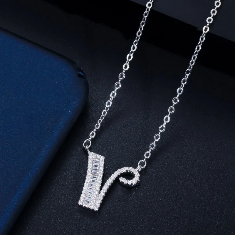 CWWZircons Personalized Cubic Zirconia Crystal 26 Initial Name Letter Pendant Necklace for Women DIY Custom Jewelry Gift CP046 - Окраска металла: V