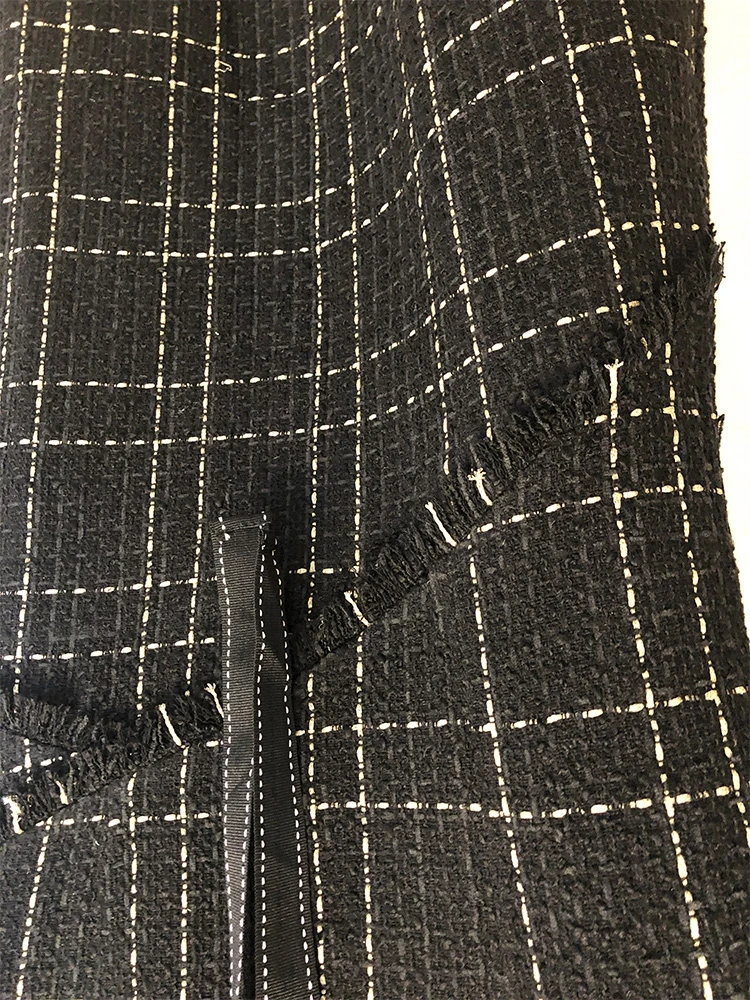 Женское твидовое платье без рукавов черное клетчатое с бахромой и бантом на