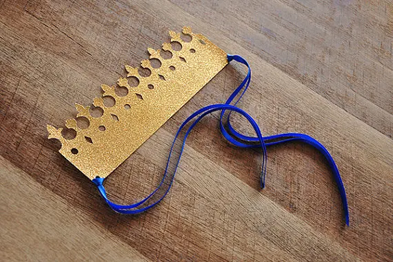 Антикварные золотистые блестящие разноцветные шапочки в виде маленького принца