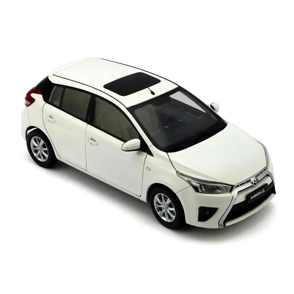 Коллекционная белая модель автомобиля Toyota Yaris L 1/18 в масштабе 2014 | Игрушки и хобби