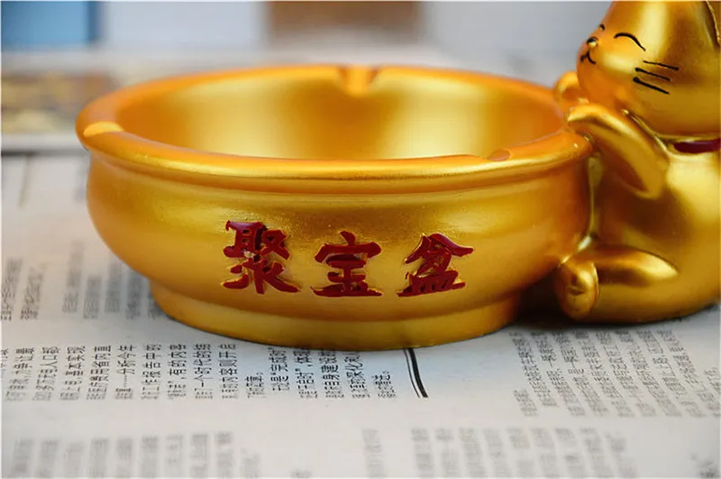 Золотистая пепельница Lucky Cat круглая для корнезорукости натуральная смола