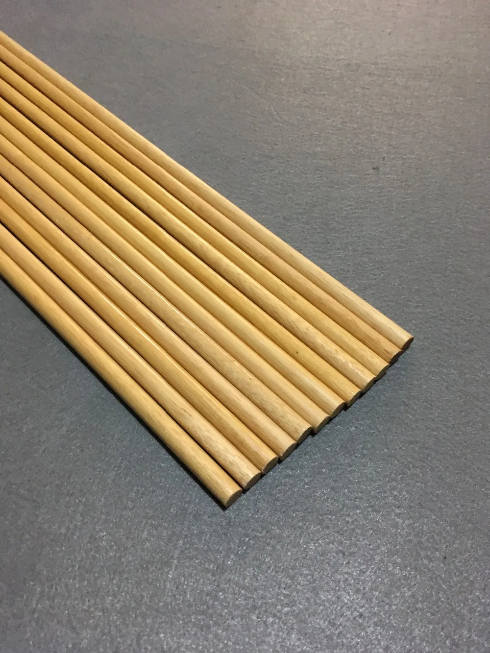 

12pcs 80cm wooden shaft OD 8.0mm high quality traditional hand wooden arrows white turkey feathers for archery bow